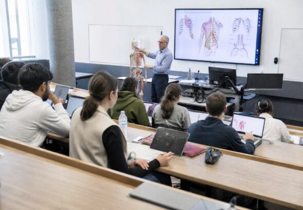 01-2_professor_medical_lecture_2
