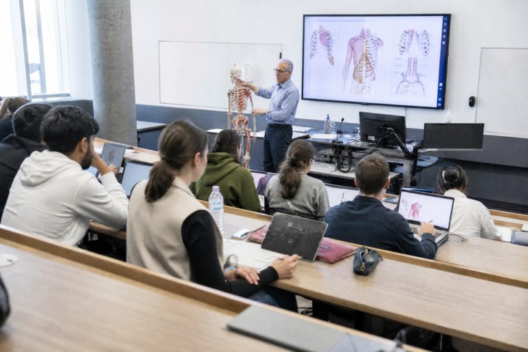 01-2_professor_medical_lecture_2