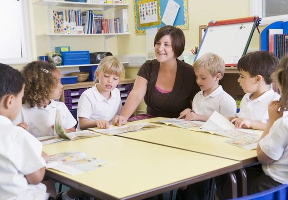 article3_classroom_teacher_students_01