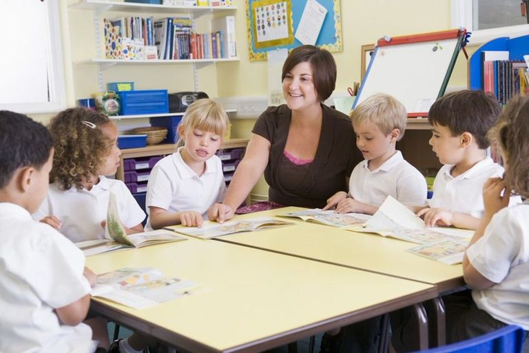 article3_classroom_teacher_students_01