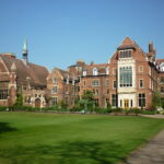 영국 케임브리지대학교 Homerton College의 건물과 넓은 잔디 정원