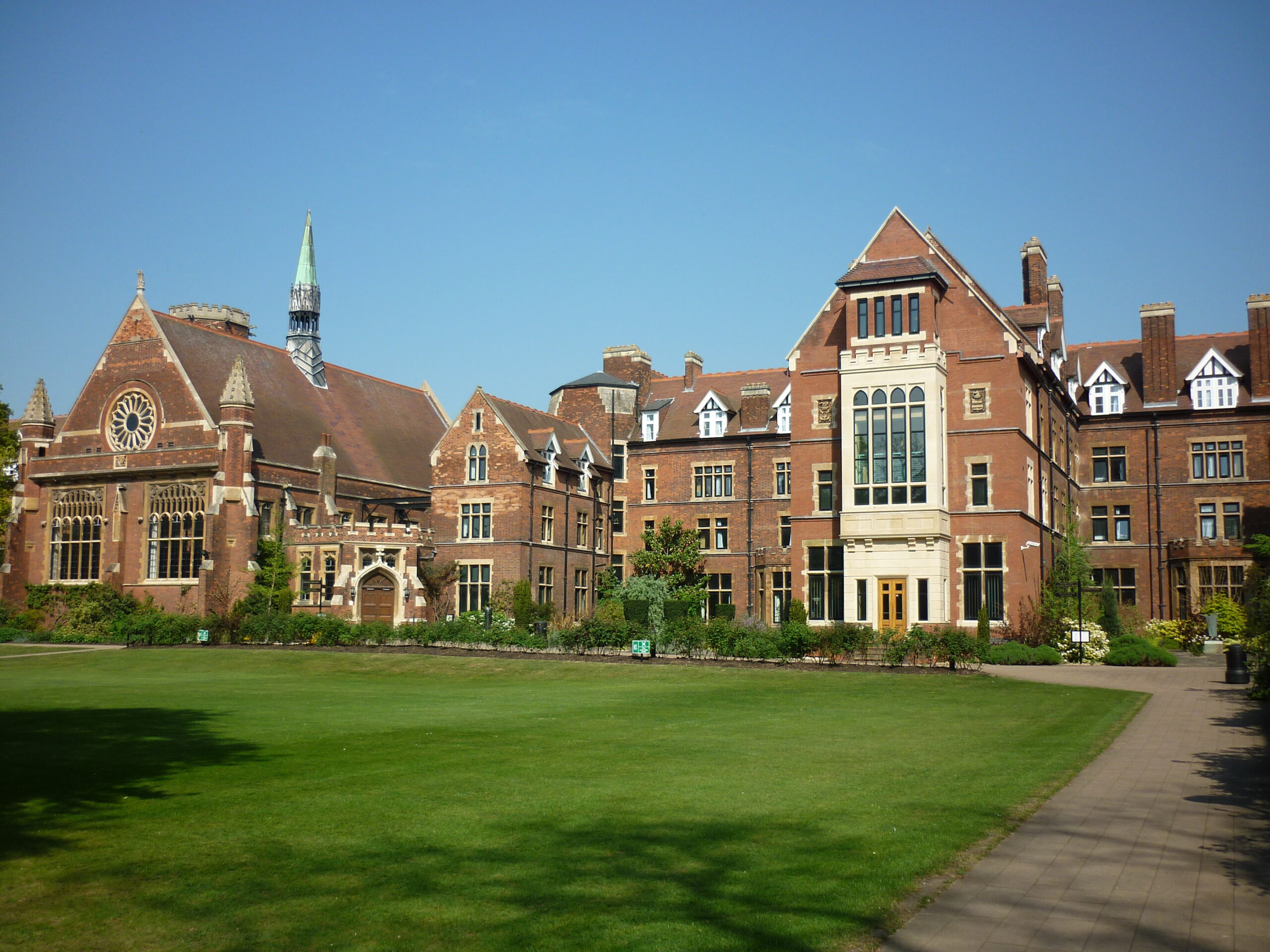 영국 케임브리지대학교 Homerton College의 건물과 넓은 잔디 정원